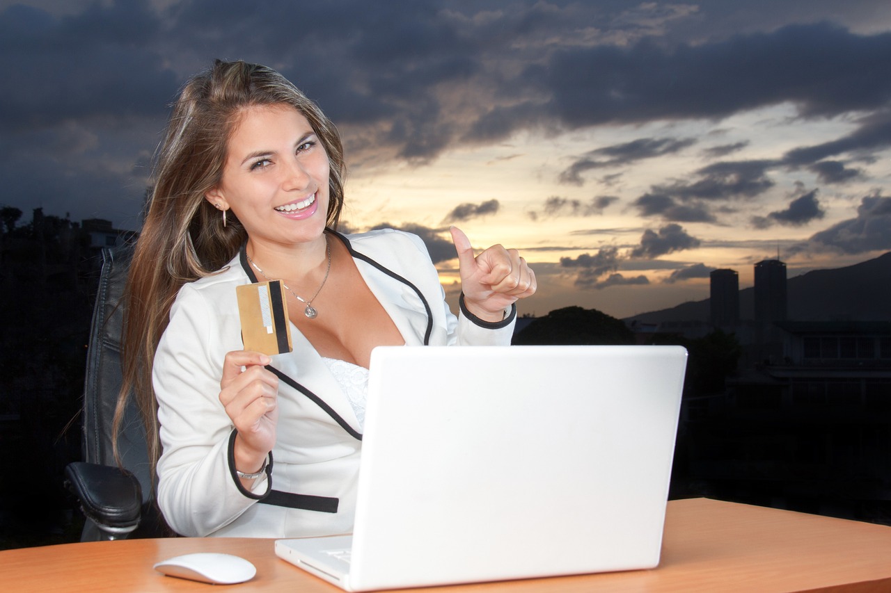 marketing online, social media, online, shopping, credit, card, bussinesswoman, smiling, happy, payment, buying, paying, woman, attractive, computer, computer desk, corporate, credit card, landscape, laptop, sunset, working, young, banking, internet, technology, social, media, business, using, beautiful, smart, nature, network, portrait, female, teen, web design, digital marketing, ecommerce, online shopping, adspublicity