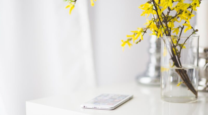 iphone, iphone 6, iphone 6 plus, apple, flower wallpaper, beautiful flowers, white desk, desk, flowers, flower background, yellow flowers, spring, work, workspace, office, officespace, interior, nature, home, home office, technology, mobile, phone